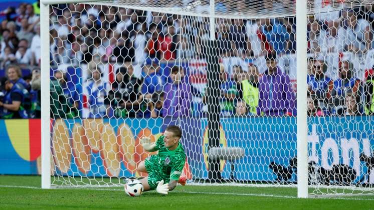 06.07.2024, Fussball, Euro 2024, Viertelfinale, England - Switzerland, GER, Duesseldorf, Arena, Bild: v. li. Torwart, Goalkeeper Jordan Pickford (England, 1) pariert den Strafstoß, Strafstoss, Elfer, Elfmeter, Penalty kick, penalty kick, penalty, penalty kick von Manuel Akanji (Switzerland, 5) Copyright: HMBxMedia xHeikoxBecker