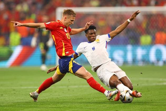 Dani Olmo of Spain is challenged by Aurà lien Tchouamà ni of France Spain v France, UEFA European Championship, EM, Europameisterschaft 2024, Semi Final, Football, Munich Football Arena, Munich, Germany - 09 Jul 2024 EDITORIAL USE ONLY No use with unauthorised audio, video, data, fixture lists, club league logos or live services. Online in-match use limited to 120 images, no video emulation. No use in betting, games or single club league player publications. Copyright: xKieranxMcManus Shutterstockx 14576874ak