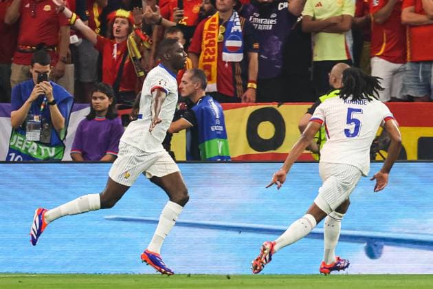 Tor fuer Frankreich 1:0 mit Kopfball durch Randal Kolo Muani (Frankreich, 12), Jubel beim Team , Jules Konde (Frankreich, 05) GER, Spanien (ESP) vs. Frankreich (FRA), Fussball Europameisterschaft, UEFA EURO, EM, Europameisterschaft,Fussball 2024, Halbfinale, 09.07.2024 GER, Spanien (ESP) vs. Frankreich (FRA), Fussball Europameisterschaft, UEFA EURO 2024, Halbfinale, 09.07.2024 Muenchen Copyright: xEibner-Pressefoto RogerxBuerkex EP
