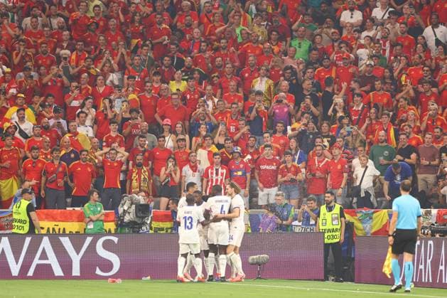 Randal Kolo Muani of France celebrates scoring the goal for their side with their teammates to make it 1-0 Spain v France, UEFA European Championship, EM, Europameisterschaft 2024, Semi Final, Football, Munich Football Arena, Munich, Germany - 09 Jul 2024 EDITORIAL USE ONLY No use with unauthorised audio, video, data, fixture lists, club league logos or live services. Online in-match use limited to 120 images, no video emulation. No use in betting, games or single club league player publications. Copyright: xKieranxMcManus Shutterstockx 14576874ao
