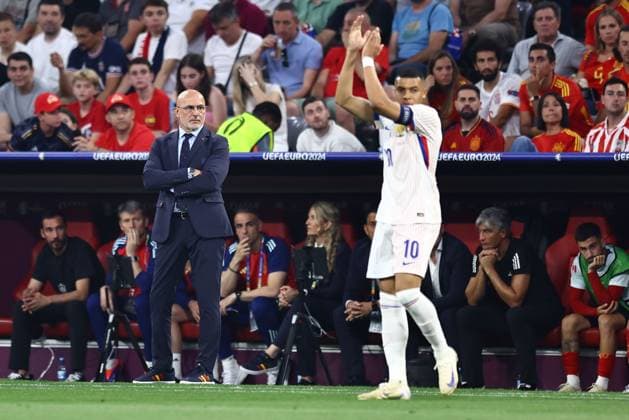 Spain manager Luis de la Fuente watches on as Kylian Mbappà of France applauds Spain v France, UEFA European Championship, EM, Europameisterschaft 2024, Semi Final, Football, Munich Football Arena, Munich, Germany - 09 Jul 2024 EDITORIAL USE ONLY No use with unauthorised audio, video, data, fixture lists, club league logos or live services. Online in-match use limited to 120 images, no video emulation. No use in betting, games or single club league player publications. Copyright: xMichaelxZemanek Shutterstockx 14576887bc