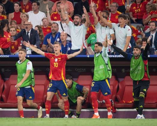 Fussball, Herren, Saison 2023 24, UEFA EURO, EM, Europameisterschaft,Fussball EM 2024, Halbfinale in München, Spanien - Frankreich, Dani Olmo (2. v. l., Spanien) nach seiner Auswechslung an der Bank, dahinter v. l. Daniel Carvajal (Spanien) und Pedri (Spanien) auf der Tribüne, 09.07. 2024, Copyright: xSebastianxRäppold MatthiasxKochx