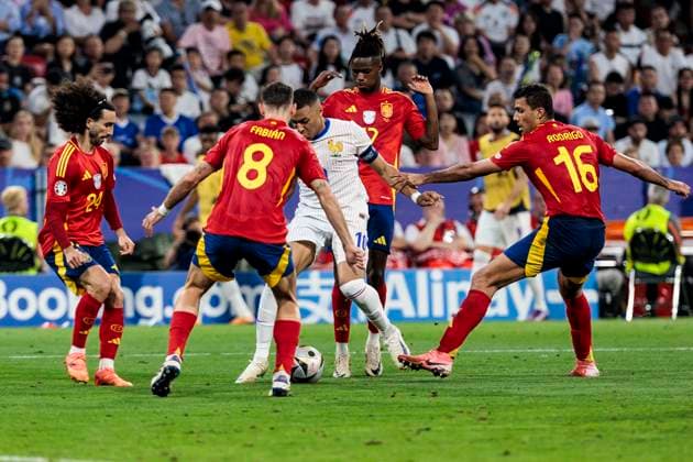 UEFA EURO, EM, Europameisterschaft,Fussball 2024: Spanien - Frankreich; 09.07.2024 Kylian Mbappe (Frankreich, 10) umzingelt von Marc Cucurella (Spanien, 24), Fabian Ruiz (Spanien, 08), Nico Williams (Spanien, 17), Rodri (Spanien, 16). UEFA EURO 2024: Spanien - Frankreich; Munich Football Arena, München am 09.07.2024 Copyright: xBEAUTIFULxSPORTS Wunderlx