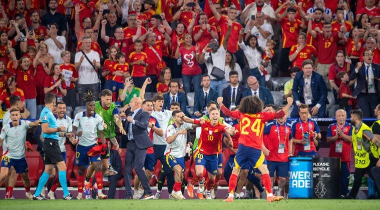 Fussball, Herren, Saison 2023 24, UEFA EURO, EM, Europameisterschaft,Fussball EM 2024, Halbfinale in München, Spanien - Frankreich, Spanischer Jubel nach dem Abpfiff, in der Mitte v. l. Trainer Luis de la Fuente (Spanien), Dani Olmo (10, Spanien), Marc Cucurella (24, Spanien), 09.07. 2024, Copyright: xSebastianxRäppold MatthiasxKochx