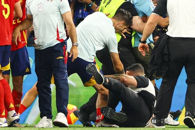 EURO 2024, Die Highlights Sport Bilder des Tages A pitch invader slides into Ãlvaro Morata of Spain causing a potential injury Spain v France, UEFA European Championship, EM, Europameisterschaft 2024, Semi Final, Football, Munich Football Arena, Munich, Germany - 09 Jul 2024 EDITORIAL USE ONLY No use with unauthorised audio, video, data, fixture lists, club league logos or live services. Online in-match use limited to 120 images, no video emulation. No use in betting, games or single club league player publications. Copyright: xKieranxMcManus Shutterstockx 14576874dp