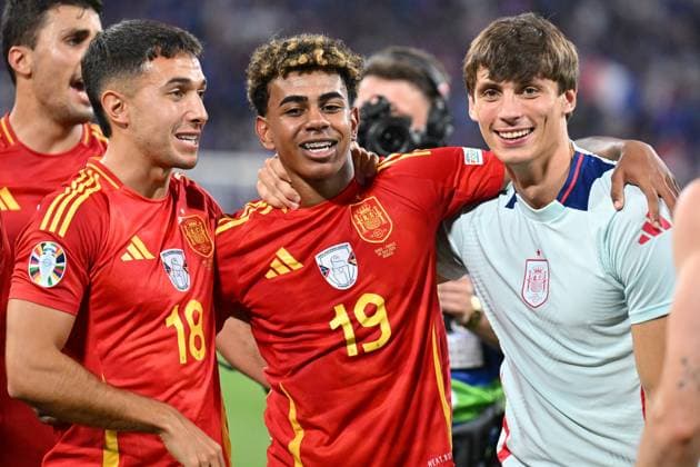 Bild zeigt: Freude bei Spanien nach dem Einzug ins Finale, Martín Zubimendi (18, Spanien) (links), Lamine Yamal (19, Spanien) (mittig), 10.07.2024, München, Fussball, Europameisterschaft, Spanien - Frankreich, EVENT REGULATIONS PROHIBIT ANY USE OF PHOTOGRAPHS AS IMAGE SEQUENCES AND OR QUASI-VIDEO.