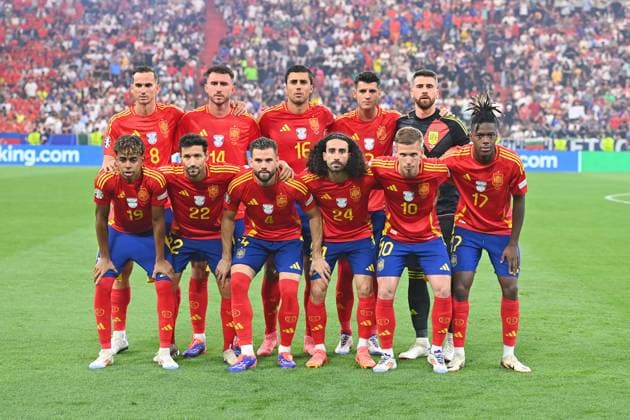 Teamfoto,Team,Mannschaft,Mannschaftsfoto.hi.v.li. Fabian RUIZ (ESP),Aymeric LAPORTE (ESP),RODRI (ESP),Alvaro MORATA (ESP),TORWART Unai SIMON (ESP),vorne v.li:Yamal LAMINE (ESP),Jesus NAVAS (ESP)NACHO (ESP),Marc CUCURELLA (ESP),Dani OLMO (ESP),Nico WILLIAMS (ESP). Halbfinale Spanien (ESP) - Frankreich (FRA) 2-1 am 09.07.2024, Fussball Arena Muenchen. Fussball UEFA EURO, EM, Europameisterschaft,Fussball 2024 GERMANY vom 14.06.2024 - 14.07.2024.