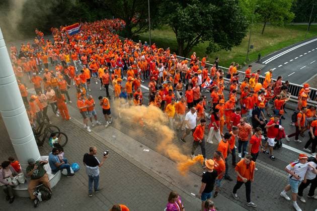Fanwalk Oranje Fans mit Pyrotechnik, GER, Netherlands (NED) vs England (ENG), Fussball Europameisterschaft, UEFA EURO, EM, Europameisterschaft,Fussball 2024, Semifinal, 10.07.2024 GER, Netherlands (NED) vs England (ENG), Fussball Europameisterschaft, UEFA EURO 2024, Semifinal, 10.07.2024 Dortmund Copyright: xEibner-Pressefoto Memmlerx EP_MMR
