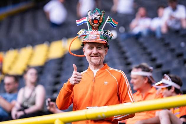 GER, Euro 2024, Halbfinale Semifinal, Niederlande (NLD) England (ENG) 10.07.2024, Signal Iduna Park, Dortmund, GER, Euro 2024, Halbfinale Semifinal, Niederlande (NLD) England (ENG) Im Bild: Fan von Niederlande Netherlands NLD mit Hut auf, zeigt Daumen hoch