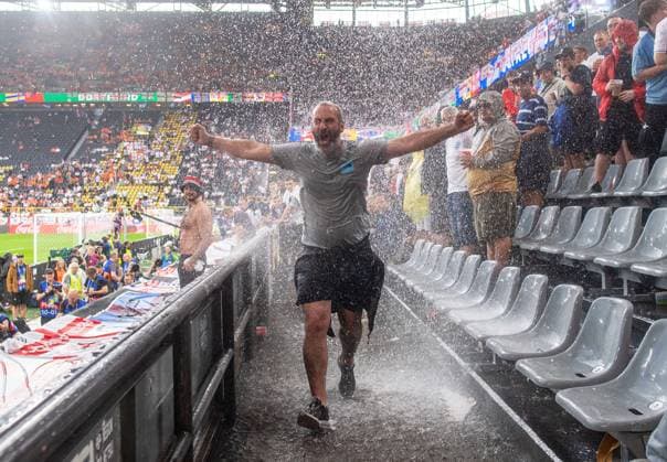 Fussball, Herren, Saison 2023 24, UEFA EURO, EM, Europameisterschaft,Fussball EM 2024, Halbfinale in Dortmund, Niederlande - England, englische Fans unter dem Wasserfall, 10.07. 2024, Copyright: xSebastianxRäppold MatthiasxKochx