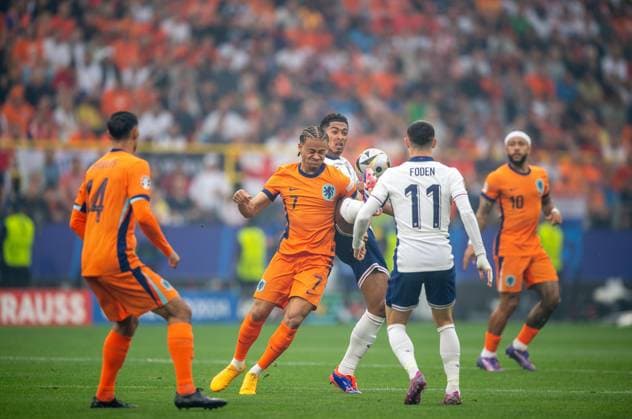 Fussball, Herren, Saison 2023 24, UEFA EURO, EM, Europameisterschaft,Fussball EM 2024, Halbfinale in Dortmund, Niederlande - England, v. l. Tijjani Reijnders (Niederlande), Xavi Simons (Niederlande), Jude Bellingham (England), Phil Foden (England), Memphis Depay (Niederlande), 10.07. 2024, Copyright: xSebastianxRäppold MatthiasxKochx
