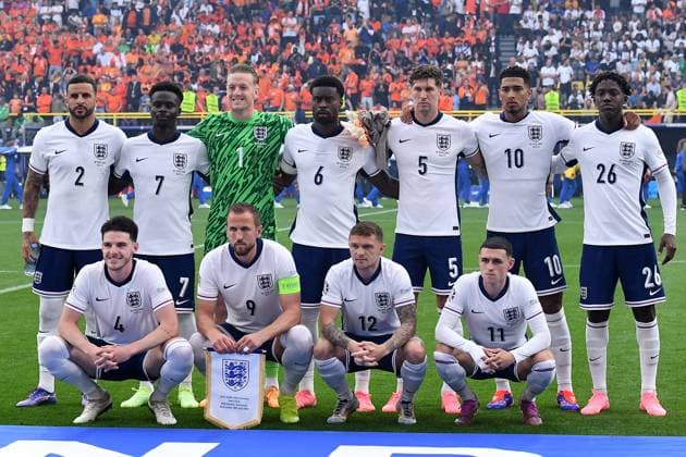 Fußball UEFA EURO, EM, Europameisterschaft,Fussball 2024 Halbfinale Niederlande - England am 10.07.2024 im BVB Stadion Dortmund in Dortmund Teamfoto Mannschaftsfoto England Obere Reihe v.l.n.r.: Kyle Walker ( England ), Bukayo Saka ( England ), Jordan Pickford ( England ), Marc Guehi ( England ), John Stones ( England ), Jude Bellingham ( England ), Kobbie Mainoo ( England ) Untere Reihe v.l.n.r.: Declan Rice ( England ), Harry Kane ( England ), Kieran Trippier ( England ), Phil Foden ( England )