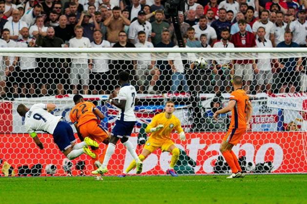 Denzel Dumfries of The Netherlands concedes a penalty after a challenge on Harry Kane of England Netherlands v England, UEFA European Championship, EM, Europameisterschaft 2024, Semi Final, Football, BVB Stadion, Dortmund, Germany - 10 Jul 2024 EDITORIAL USE ONLY No use with unauthorised audio, video, data, fixture lists, club league logos or live services. Online in-match use limited to 120 images, no video emulation. No use in betting, games or single club league player publications. Copyright: xDavexShopland Shutterstockx 14576902ay