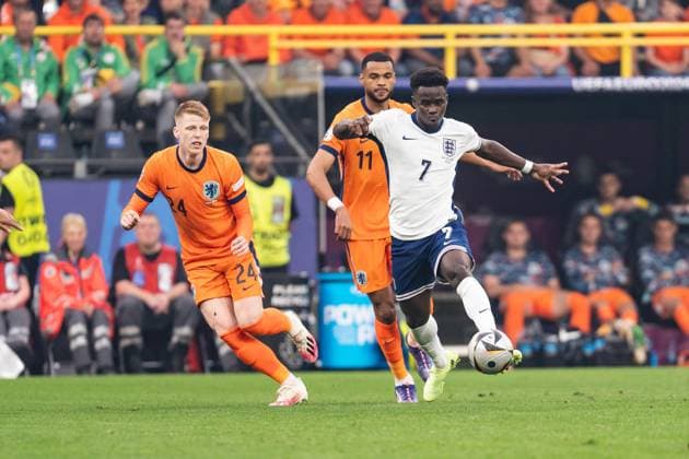 GER, Euro 2024, Halbfinale Semifinal, Niederlande (NLD) England (ENG) 10.07.2024, Signal Iduna Park, Dortmund, GER, Euro 2024, Halbfinale Semifinal, Niederlande (NLD) England (ENG) Im Bild: Bukayo Saka (England GBR, 7) Einzelaktion; Ganzkörper Ganzkoerper ; Ball am Fuss; Cody Gakpo (Niederlande Netherlands NLD, 11) Jerdy Schouten (Niederlande Netherlands NLD, 24)