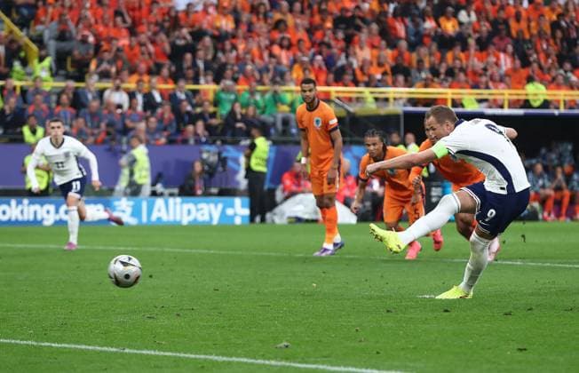 Harry Kane of England scores a penalty to make it 1-1 Netherlands v England, UEFA European Championship, EM, Europameisterschaft 2024, Semi Final, Football, BVB Stadion, Dortmund, Germany, 10 Jul 2024 EDITORIAL USE ONLY No use with unauthorised audio, video, data, fixture lists, club league logos or live services. Online in-match use limited to 120 images, no video emulation. No use in betting, games or single club league player publications. Copyright: xMichaelxZemanek Shutterstockx 14576899bl