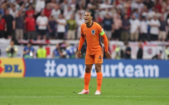 10.07.2024, Fussball Europameisterschaft, UEFA EURO, EM, Europameisterschaft,Fussball 2024, Niederlande - England, Halbfinale, BVB Stadion Dortmund, v.l., Virgil van Dijk (Niederlande) gibt Anweisungen, gestikuliert, mit den Armen gestikulieren gives instructions, gesticulate Copyright: HMBxMedia