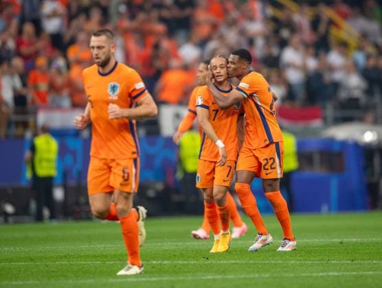 EURO 2024, Die Highlights Fussball, Herren, Saison 2023 24, UEFA EURO, EM, Europameisterschaft,Fussball EM 2024, Halbfinale in Dortmund, Niederlande - England, v. l. Stefan de Vrij (Niederlande), Xavi Simons (Niederlande), Denzel Dumfries (Niederlande), Jubel nach Tor zum 1:0, 10.07. 2024, Copyright: xSebastianxRäppold MatthiasxKochx