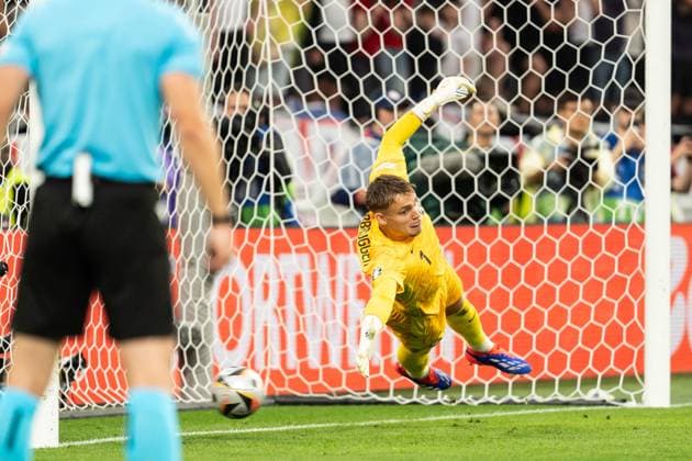EURO 2024, Die Highlights GER, Euro 2024, Halbfinale Semifinal, Niederlande (NLD) England (ENG) 10.07.2024, Signal Iduna Park, Dortmund, GER, Euro 2024, Halbfinale Semifinal, Niederlande (NLD) England (ENG) Im Bild: Elfmeter für England GBR, Bart Verbruggen (Niederlande Netherlands NLD, 1) kann nicht halten, Tor zum 1:1