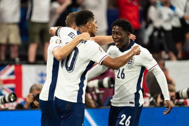 GER, Euro 2024, Halbfinale Semifinal, Niederlande (NLD) England (ENG) 10.07.2024, Signal Iduna Park, Dortmund, GER, Euro 2024, Halbfinale Semifinal, Niederlande (NLD) England (ENG) Im Bild: Torjubel Jubel ueber das Tor zum 1:1 durch Harry Kane (England GBR, 9) Jude Bellingham (England GBR, 10) Kobbie Mainoo (England GBR, 26)