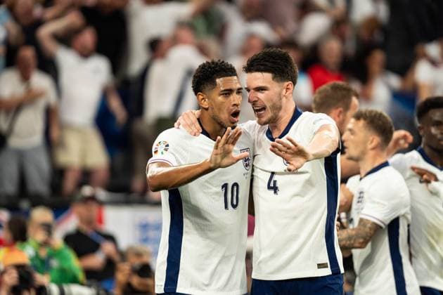 GER, Euro 2024, Halbfinale Semifinal, Niederlande (NLD) England (ENG) 10.07.2024, Signal Iduna Park, Dortmund, GER, Euro 2024, Halbfinale Semifinal, Niederlande (NLD) England (ENG) Im Bild: Jude Bellingham (England GBR, 10) und Declan Rice (England GBR, 4) diskutieren, reden