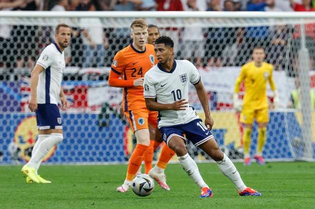 GER, Dortmund, Fussball, Niederlande vs England , Halbfinale, Westfalenstadion Dortmund, UEFA EURO, EM, Europameisterschaft,Fussball 2024, v.l. Jerdy Schouten (NED, 24), Jude Bellingham (England), Zweikampf, Action, Kampf, kaempft um den Ball, 10.07. 2024, Copyright: HMBxMedia HeikoxBecker