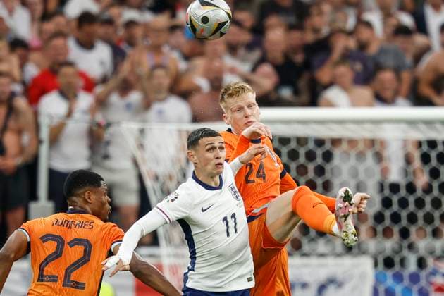 GER, Dortmund, Fussball, Niederlande vs England , Halbfinale, Westfalenstadion Dortmund, UEFA EURO, EM, Europameisterschaft,Fussball 2024, v.l. Denzel Dumfries (NED, 22), Phil Foden (England), Jerdy Schouten (NED, 24), Zweikampf, Action, Kampf, kaempft um den Ball, 10.07. 2024, Copyright: HMBxMedia HeikoxBecker
