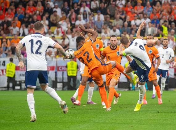 Fussball, Herren, Saison 2023 24, UEFA EURO, EM, Europameisterschaft,Fussball EM 2024, Halbfinale in Dortmund, Niederlande - England, v. l. Kieran Trippier (England), Denzel Dumfries (Niederlande) hält gegen Harry Kane (England) drüber, es gibt nach Videobeweis Elfmeter, 10.07. 2024, Copyright: xSebastianxRäppold MatthiasxKochx