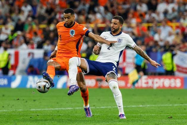GER, Dortmund, Fussball, Niederlande vs England , Halbfinale, Westfalenstadion Dortmund, UEFA EURO, EM, Europameisterschaft,Fussball 2024, v.l. Cody Gakpo (NED, 11), Kyle Walker (England), Zweikampf, Action, Kampf, kaempft um den Ball, 10.07. 2024, Copyright: HMBxMedia HeikoxBecker