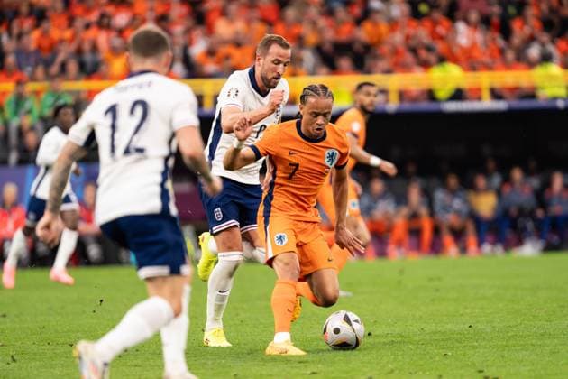GER, Euro 2024, Halbfinale Semifinal, Niederlande (NLD) England (ENG) 10.07.2024, Signal Iduna Park, Dortmund, GER, Euro 2024, Halbfinale Semifinal, Niederlande (NLD) England (ENG) Im Bild: Zweikampf zwischen Xavi (Niederlande Netherlands NLD, 7) und Harry Kane (England GBR, 9)