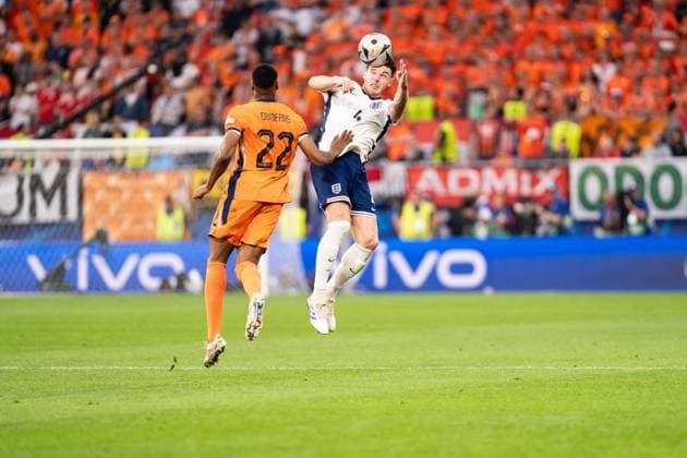 GER, Euro 2024, Halbfinale Semifinal, Niederlande (NLD) England (ENG) 10.07.2024, Signal Iduna Park, Dortmund, GER, Euro 2024, Halbfinale Semifinal, Niederlande (NLD) England (ENG) Im Bild: Kopfballduell Kopfball Zweikampf zwischen Declan Rice (England GBR, 4) und Denzel Dumfries (Niederlande Netherlands NLD, 22)