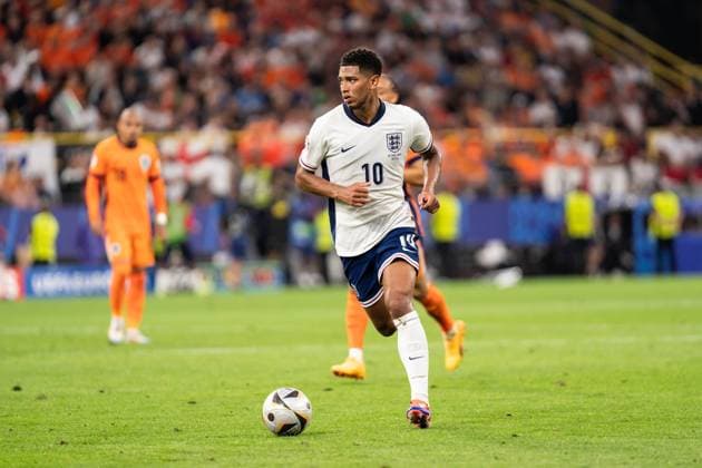 GER, Euro 2024, Halbfinale Semifinal, Niederlande (NLD) England (ENG) 10.07.2024, Signal Iduna Park, Dortmund, GER, Euro 2024, Halbfinale Semifinal, Niederlande (NLD) England (ENG) Im Bild: Jude Bellingham (England GBR, 10) Einzelaktion; Ganzkörper Ganzkoerper ; Ball am Fuss;