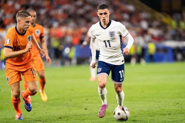 GER, Euro 2024, Halbfinale Semifinal, Niederlande (NLD) England (ENG) 10.07.2024, Signal Iduna Park, Dortmund, GER, Euro 2024, Halbfinale Semifinal, Niederlande (NLD) England (ENG) Im Bild: Phil Foden (England GBR, 11) Einzelaktion; Ganzkörper Ganzkoerper ; Ball am Fuss;