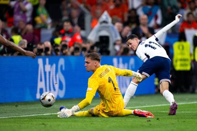 Philip Foden (England, 11) vergibt die Torchance im Zweikampf mit Bart Verbruggen (Niederlande, 01), GER, Netherlands (NED) vs England (ENG), Fussball Europameisterschaft, UEFA EURO, EM, Europameisterschaft,Fussball 2024, Semifinal, 10.07.2024 GER, Netherlands (NED) vs England (ENG), Fussball Europameisterschaft, UEFA EURO 2024, Semifinal, 10.07.2024 Dortmund Copyright: xEibner-Pressefoto Memmlerx EP_MMR