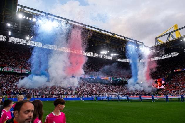 Pre Match Show mit Feuerwerk vor den Fans von England, GER, Netherlands (NED) vs England (ENG), Fussball Europameisterschaft, UEFA EURO, EM, Europameisterschaft,Fussball 2024, Semifinal, 10.07.2024 GER, Netherlands (NED) vs England (ENG), Fussball Europameisterschaft, UEFA EURO 2024, Semifinal, 10.07.2024 Dortmund Copyright: xEibner-Pressefoto Memmlerx EP_MMR