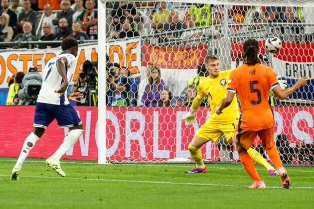 GER, Dortmund, Fussball, Niederlande vs England , Halbfinale, Westfalenstadion Dortmund, UEFA EURO, EM, Europameisterschaft,Fussball 2024, v.l. Bukayo Saka (England), Bart Verbruggen (NED, 01), Nathan Ake (NED, 05), Zweikampf, Action, Kampf, kaempft um den Ball, 10.07. 2024, Copyright: HMBxMedia HeikoxBecker