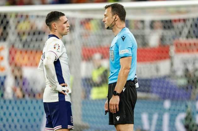 GER, Dortmund, Fussball, Niederlande vs England , Halbfinale, Westfalenstadion Dortmund, UEFA EURO, EM, Europameisterschaft,Fussball 2024, v.l. Phil Foden (England), diskutiert mit dem Schiedsrichter Felix Zwayer, traurig, deprimiert, sauer, 10.07. 2024, Copyright: HMBxMedia HeikoxBecker