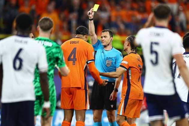 Referee, Felix Zwayer shows Virgil van Dijk of Netherlands a yellow card Netherlands v England, UEFA European Championship, EM, Europameisterschaft 2024, Semi Final, Football, BVB Stadion, Dortmund, Germany, 10 Jul 2024 EDITORIAL USE ONLY No use with unauthorised audio, video, data, fixture lists, club league logos or live services. Online in-match use limited to 120 images, no video emulation. No use in betting, games or single club league player publications. Copyright: xMichaelxZemanek Shutterstockx 14576899dj