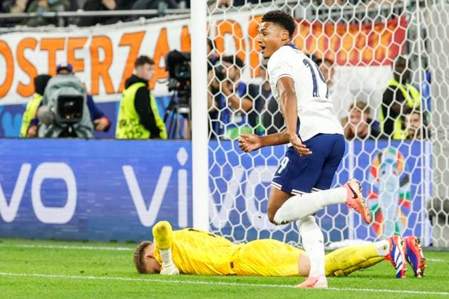 GER, Dortmund, Fussball, Niederlande vs England , Halbfinale, Westfalenstadion Dortmund, UEFA EURO, EM, Europameisterschaft,Fussball 2024, Team, Tor, Treffer, Jubel, Torjubel, Freude, Begeisterung, feiert, Ollie Watkins (England), zieht aufs Tor ab und trifft zum 1:2 Sieg, am Boden Bart Verbruggen (NED, 01), 10.07. 2024, Copyright: HMBxMedia HeikoxBecker