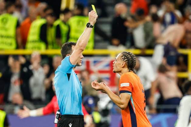 EURO 2024, Die Highlights GER, Dortmund, Fussball, Niederlande vs England , Halbfinale, Westfalenstadion Dortmund, UEFA EURO, EM, Europameisterschaft,Fussball 2024, Gelb von Schiedsrichter Felix Zwayer fuer Xavi Simons (NED, 07), 10.07. 2024, Copyright: HMBxMedia HeikoxBecker