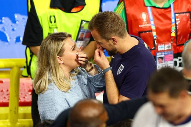 EURO 2024, Die Highlights Harry Kane and their wife Kate Goodland Netherlands v England, UEFA European Championship, EM, Europameisterschaft 2024, Semi Final, Football, BVB Stadion, Dortmund, Germany, 10 Jul 2024 EDITORIAL USE ONLY No use with unauthorised audio, video, data, fixture lists, club league logos or live services. Online in-match use limited to 120 images, no video emulation. No use in betting, games or single club league player publications. Copyright: xKieranxMcManus Shutterstockx 14576895en