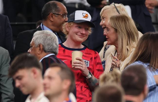 10.07.2024, Fussball Europameisterschaft, UEFA EURO, EM, Europameisterschaft,Fussball 2024, Niederlande - England, Halbfinale, BVB Stadion Dortmund, v.l., Sänger Ed Sheeran auf der Tribüne Copyright: HMBxMedia