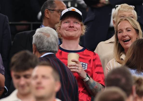 EURO 2024, Die Highlights 10.07.2024, Fussball Europameisterschaft, UEFA EURO, EM, Europameisterschaft,Fussball 2024, Niederlande - England, Halbfinale, BVB Stadion Dortmund, v.l., Sänger Ed Sheeran auf der Tribüne Copyright: HMBxMedia