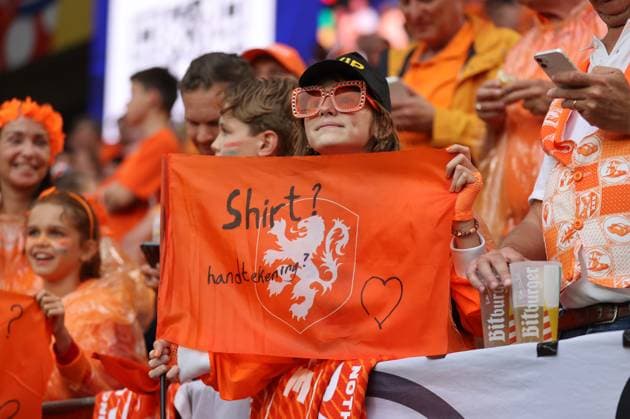 10.07.2024, Fussball Europameisterschaft, UEFA EURO, EM, Europameisterschaft,Fussball 2024, Niederlande - England, Halbfinale, BVB Stadion Dortmund, v.l., Niederlande-Fans vor dem Spiel Copyright: HMBxMedia
