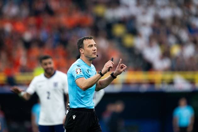 Schiedsrichter Felix Zwayer (Deutschland) gestikuliert, GER, Netherlands (NED) vs England (ENG), Fussball Europameisterschaft, UEFA EURO, EM, Europameisterschaft,Fussball 2024, Semifinal, 10.07.2024 GER, Netherlands (NED) vs England (ENG), Fussball Europameisterschaft, UEFA EURO 2024, Semifinal, 10.07.2024 Dortmund Copyright: xEibner-Pressefoto Memmlerx EP_MMR