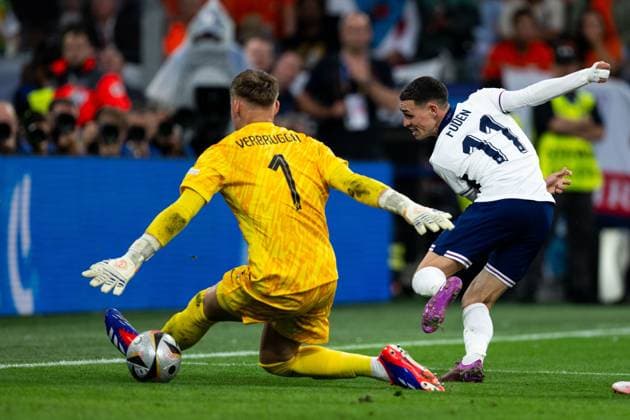 Philip Foden (England, 11) vergibt die Torchance im Zweikampf mit Bart Verbruggen (Niederlande, 01), GER, Netherlands (NED) vs England (ENG), Fussball Europameisterschaft, UEFA EURO, EM, Europameisterschaft,Fussball 2024, Semifinal, 10.07.2024 GER, Netherlands (NED) vs England (ENG), Fussball Europameisterschaft, UEFA EURO 2024, Semifinal, 10.07.2024 Dortmund Copyright: xEibner-Pressefoto Memmlerx EP_MMR