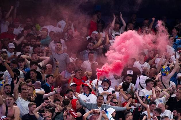 Fans von England jubeln ueber das Tor zum 1:2 und zuenden Pyrotechnik, GER, Netherlands (NED) vs England (ENG), Fussball Europameisterschaft, UEFA EURO, EM, Europameisterschaft,Fussball 2024, Semifinal, 10.07.2024 GER, Netherlands (NED) vs England (ENG), Fussball Europameisterschaft, UEFA EURO 2024, Semifinal, 10.07.2024 Dortmund Copyright: xEibner-Pressefoto Memmlerx EP_MMR