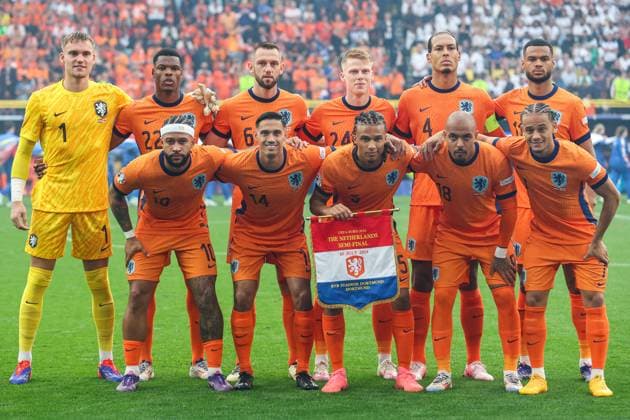 EM 2024: Niederlande - England am 10.07.2024 im BVB Stadion Dortmund in Dortmund Teamfoto Mannschaftsfoto der Niederlande, Torwart Goalkeeper Bart Verbruggen (Netherlands, 1) , Denzel Dumfries (Netherlands, 22) , Stefan de Vrij (Netherlands, 6) , Jerdy Schouten (Netherlands, 24) , Virgil van Dijk (Netherlands, 4) , Memphis Depay (Netherlands, 10) , Tijjani Reijnders (Netherlands, 14) , Nathan Ake (Netherlands, 5) , Donyell Malen (Netherlands, 18) , Xavi Simons (Netherlands, 7)
