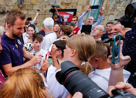As he leaves Harry Kane of England signs for fans outside media centre England press conference, PK, Pressekonferenz UEFA European Championship, EM, Europameisterschaft 2024, Final, Football, Spa & Golf Resort Weimarer Land, Blankenhain, Germany, 12 Jul 2024 EDITORIAL USE ONLY No use with unauthorised audio, video, data, fixture lists, club league logos or live services. Online in-match use limited to 120 images, no video emulation. No use in betting, games or single club league player publications. Copyright: xDavexShopland Shutterstockx 14583689j