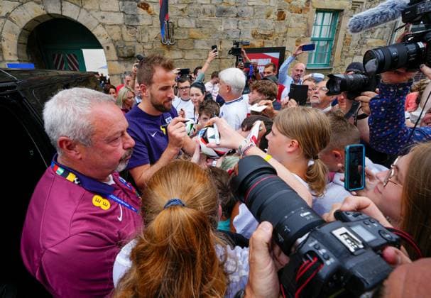 As he leaves Harry Kane of England signs for fans outside media centre England press conference, PK, Pressekonferenz UEFA European Championship, EM, Europameisterschaft 2024, Final, Football, Spa & Golf Resort Weimarer Land, Blankenhain, Germany, 12 Jul 2024 EDITORIAL USE ONLY No use with unauthorised audio, video, data, fixture lists, club league logos or live services. Online in-match use limited to 120 images, no video emulation. No use in betting, games or single club league player publications. Copyright: xDavexShopland Shutterstockx 14583689d