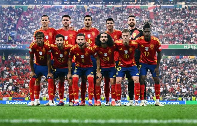 Fussball, Europameisterschaft, EURO 2024, Halbfinale, Allianz Arena München: Spanien - Frankreich 2:1; Mannschaftsfoto Spanien, hi.v.li.: Fabian Ruiz (SPA), Aymeric Laporte (SPA), Rodri (SPA), Alvaro Morata (SPA), Unai Simon (SPA), vo.v.li.: Lamine Yamal (SPA), Jesus Navas (SPA), Nacho (SPA), Marc Cucurella (SPA), Nico Williams (SPA).